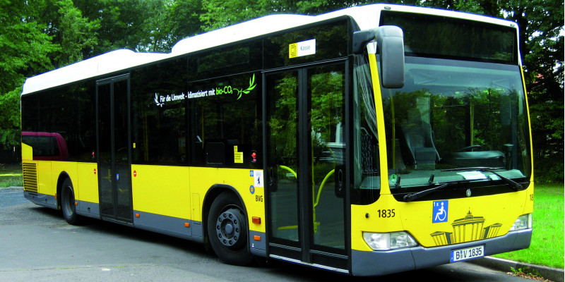 Ein schwarz-gelber BVG-Bus