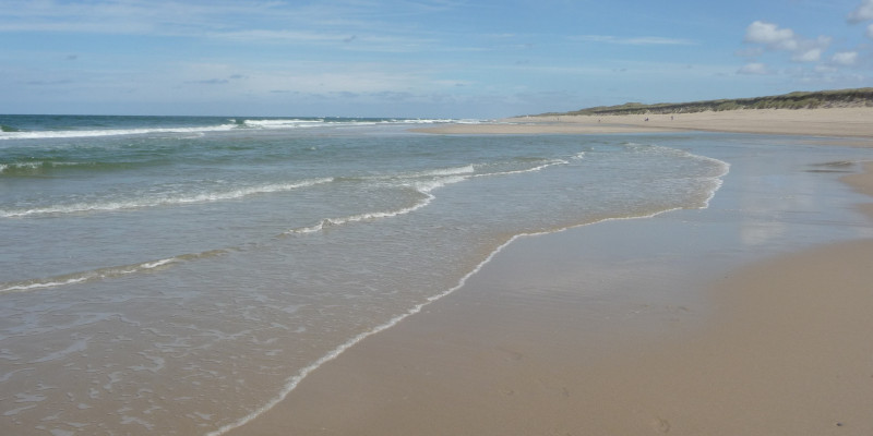 Ein Strand an der Nordseeküste mit Wellen