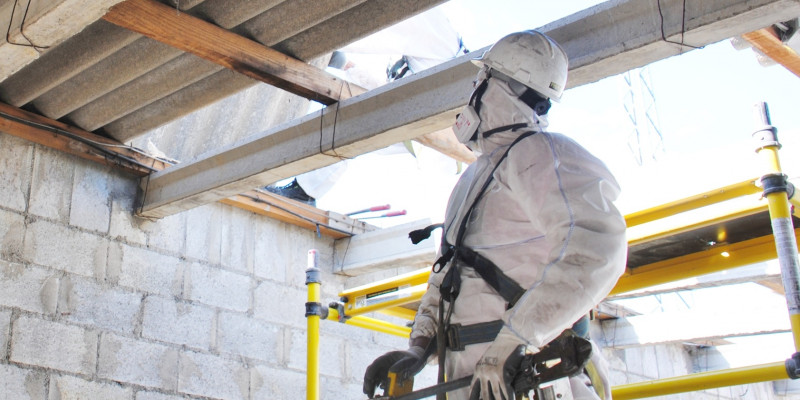 Arbeiter entfernen Asbestdachplatten