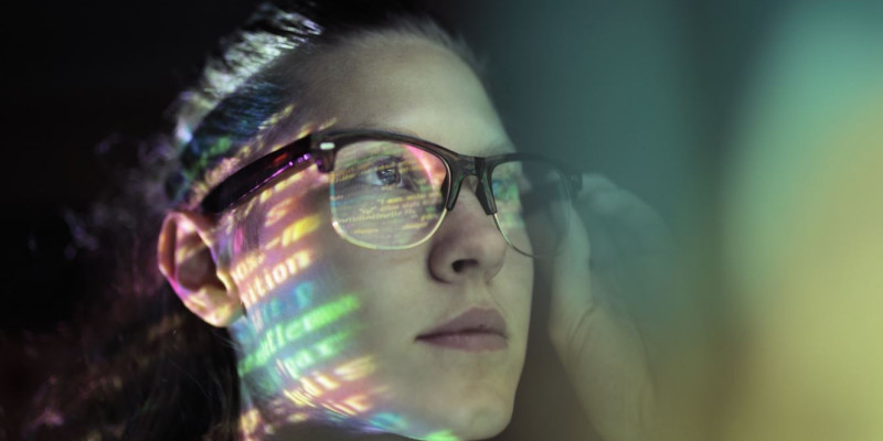 Eine Frau schaut auf einen Computerbildschirm