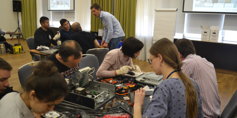 participants of the workshop repairing computers