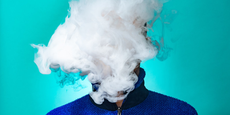 Ein Kopf in einer Rauchwolke
