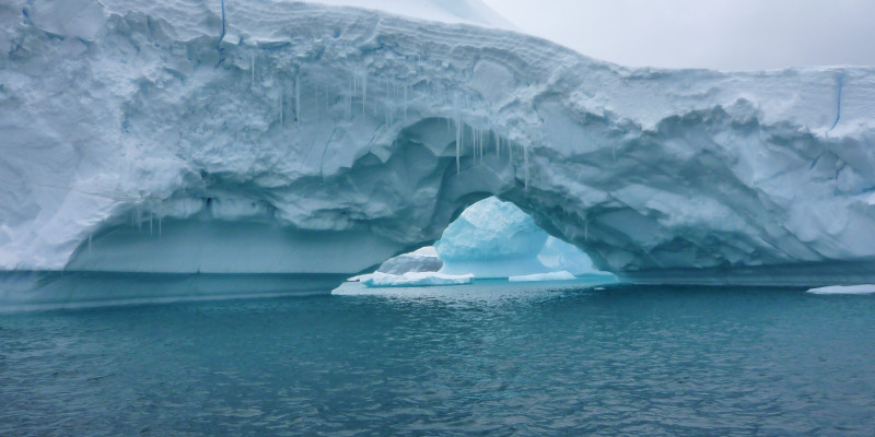 Ein Eisberg im Meer
