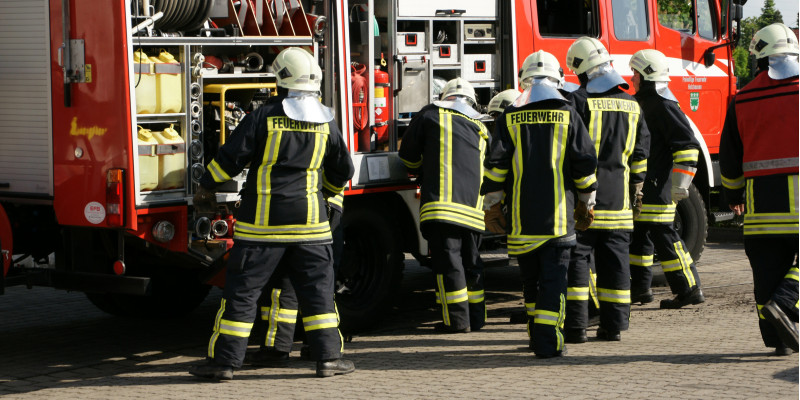 Ein Feuerwehrauto und mehrere Feuerwehrmänner