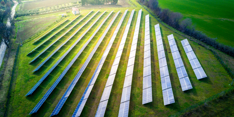 Eine Photovoltaikanlage auf einem Feld.