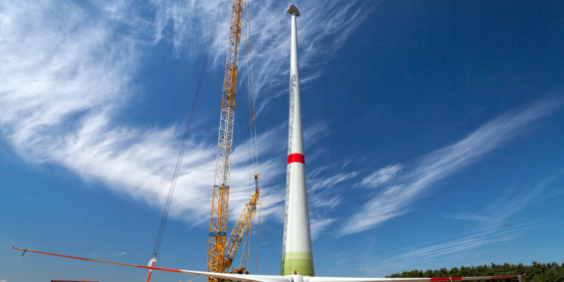 Eine Windkraftanlage im Bau.