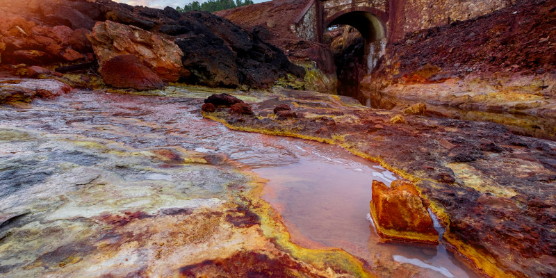 Der Fluss Rio Tinto in Spanien mit rotem Ufer.