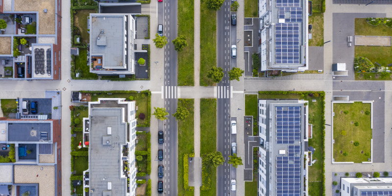 Ein Haus mit einer Parkanlage von oben