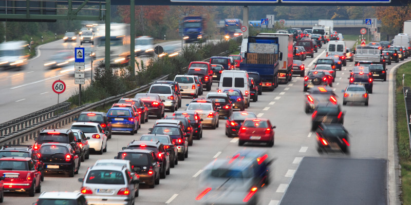Autos stehen auf einer Autobahn im Stau.