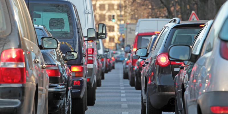 Eine Straße, in der sich Autos stauen.