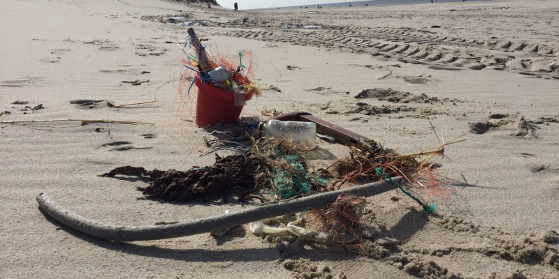 Müll liegt am Sandstrand, vor allem Plastik- und Fischereimüll. 