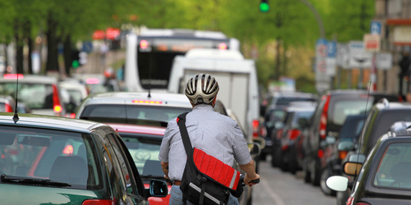 Ein Fahrradfahrer in einem Stau mit Autos