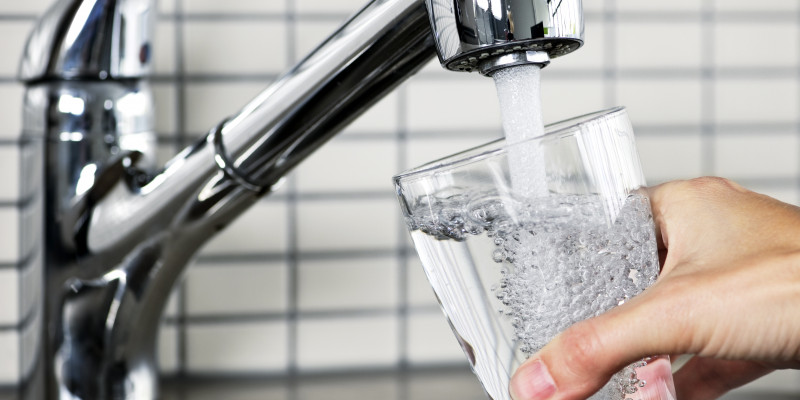 Ein Wasserhahn mit einem Glas