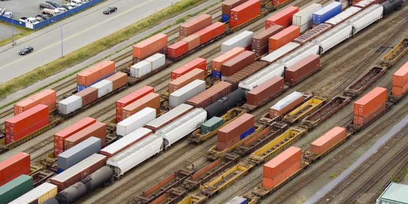 Schiffscontainer werden auf Güterzüge verladen