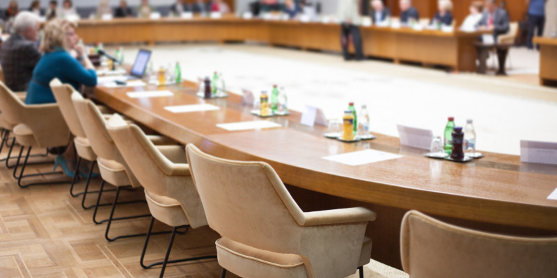Round table for meetings and workshops