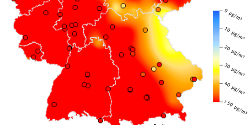 Die Deutschlandkarte weist über eine Rotfärbung auf erhöhte PM10-Konzentrationen in den meisten Teilen Deutschlands hin. Nur an der Nordseeküste liegen die Konzentrationen in einem niedrigen Bereich von 20 µg/m³. 