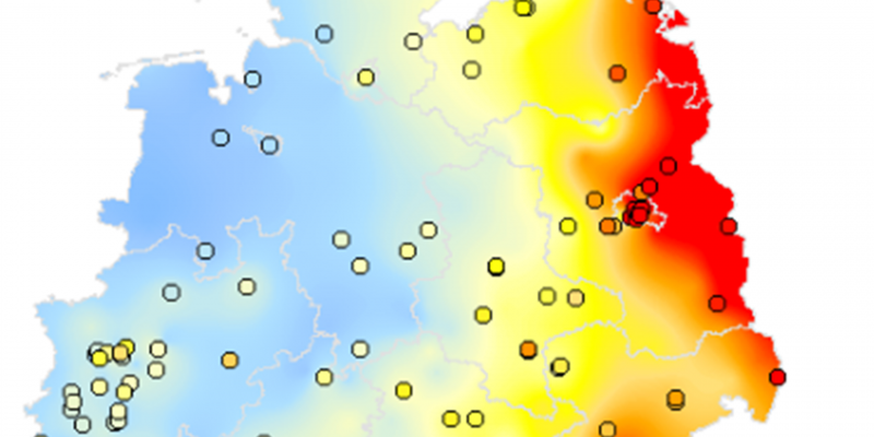 Die Deutschlandkarte weist über eine Rotfärbung auf erhöhte PM10-Konzentrationen im Osten und im äußersten Süden Deutschlands hin. Im Westen Deutschlands liegen die Konzentrationen in einem niedrigen Bereich von 20 µg/m³ mit einzelnen, durch Punkte dargestellte Stationen im Bereich von 30 µg/m³.