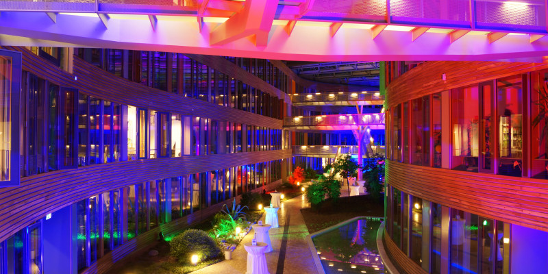 Das Atrium des UBA-Hauptgebäudes in Dessau ist in ein buntes Licht gehüllt. Anlass ist das 40 Jahre UBA-Fest.