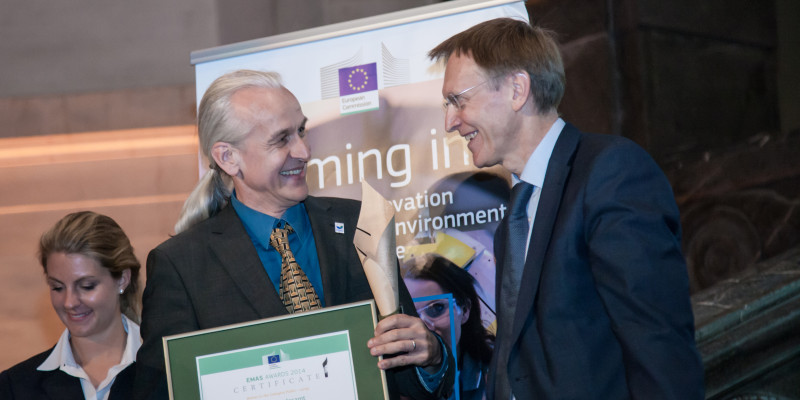 The European Commissioner for Environment Potočnik hands a certificate to Burkhard Huckestein from the UBA.