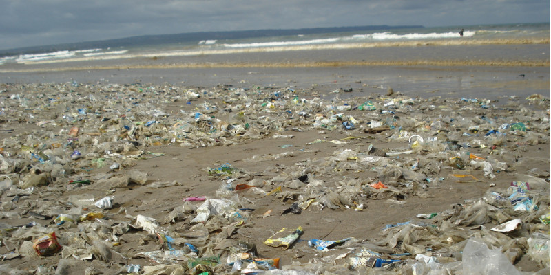 Ein Strand, an dem Unmengen Plastikmüll angespühlt wurde.