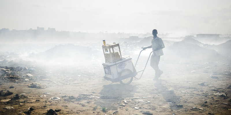 Mann auf der Mülldeponie von Agbogbloshie in Ghana