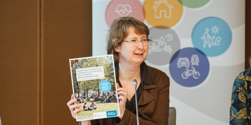 Umweltstaatssekretärin Dr. Christiane Rohleder hält eine Broschüre hoch