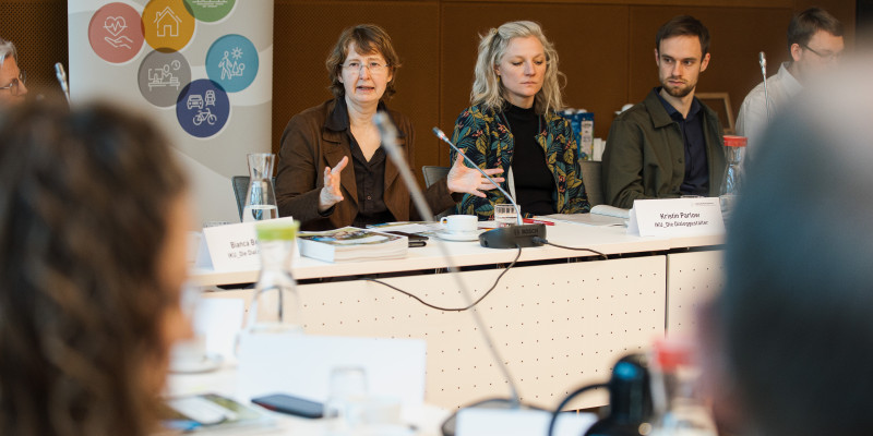 Umweltstaatssekretärin Dr. Christiane Rohleder spricht zu den Bürgerdelegierten