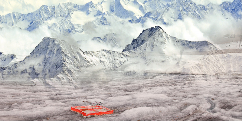 Die Collage zeigt zwei Fotos von der Zugspitze. Auf dem oberen ist der teilweise weiße Berg zu sehen mit mehreren Masten für die Seilbahn. Das untere Bild zeigt eine Wanderausrüstung im Schnee liegen.