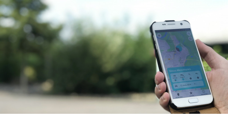 Smartphone zeigt die App "Luftqualität" in der Anwendung
