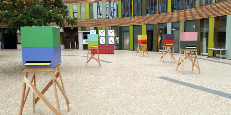 Bunte Bienenhäuser stehen im UBA-Forum