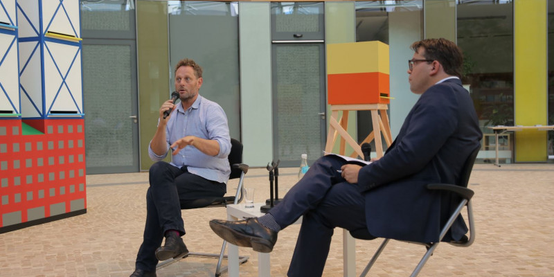 Zwei Männer sitzen im UBA-Forum