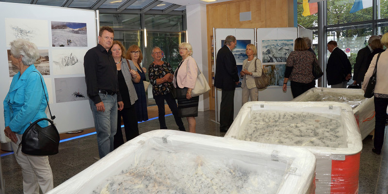 Zuschauer und Gäste betrachten die Kunstwerke der Ausstellung