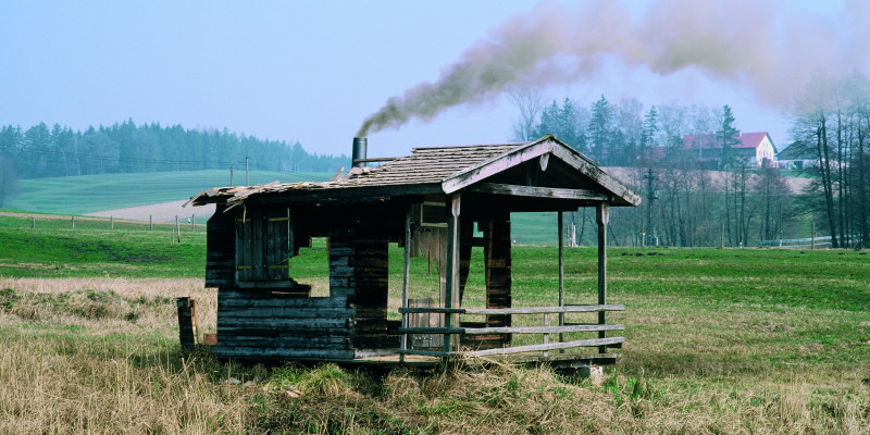 alte Hütte in einem Feld