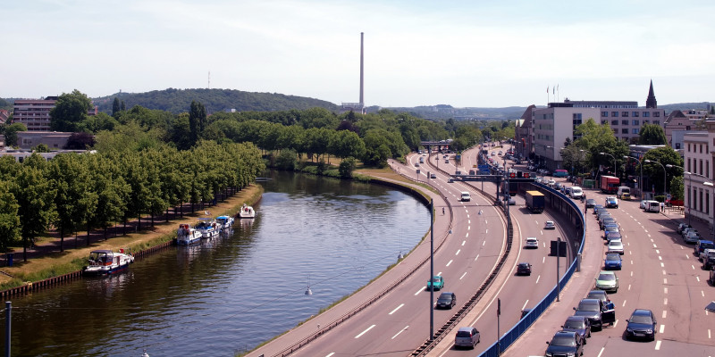 Straße am Fluss