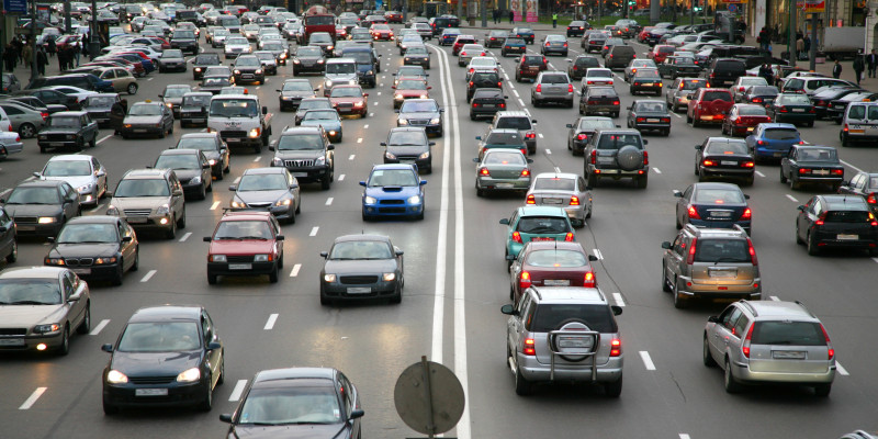 Viele Autos auf stark befahrender Straße in der Innenstadt