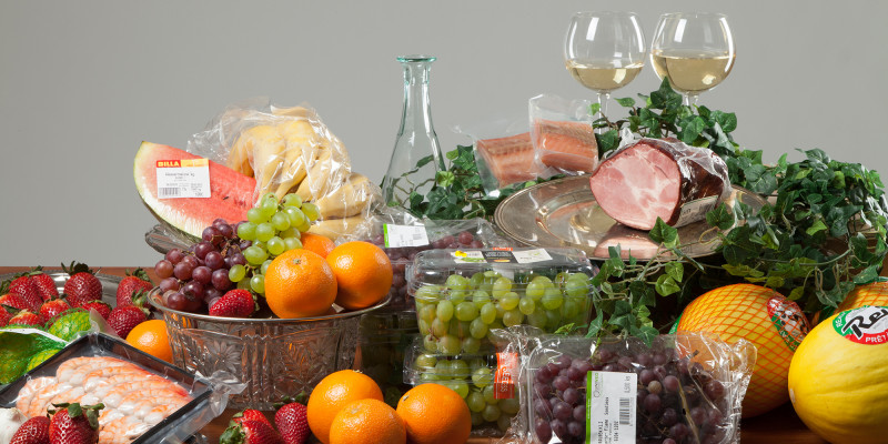 Stillleben: verschiedenes Obst, Gemüse und Fisch in Plastik verpackt wie im Supermarkt