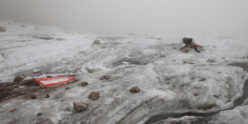 Verlassene Bergsteigerausrüstung bei Schlechtwetter auf der Zugspitze.