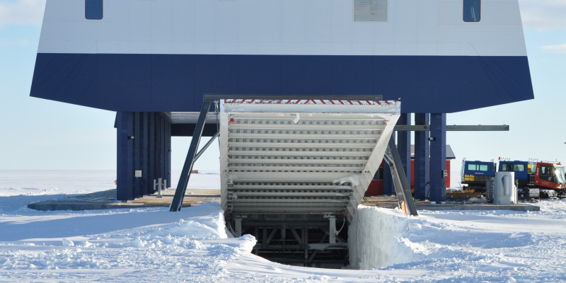 Die deutsche Forschungsstation Neumayer 3 mit der geöffneten Kellerrampe davor. 