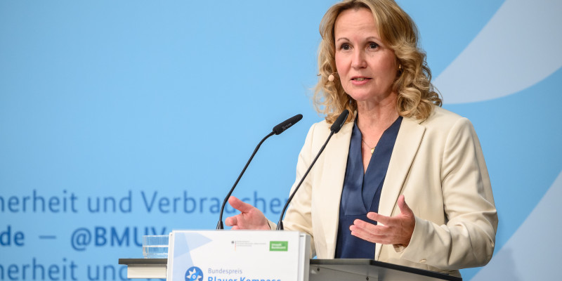 Bundesumweltministerin Steffi Lemke hielt anlässlich der Verleihung eine Rede am Rednerpult.
