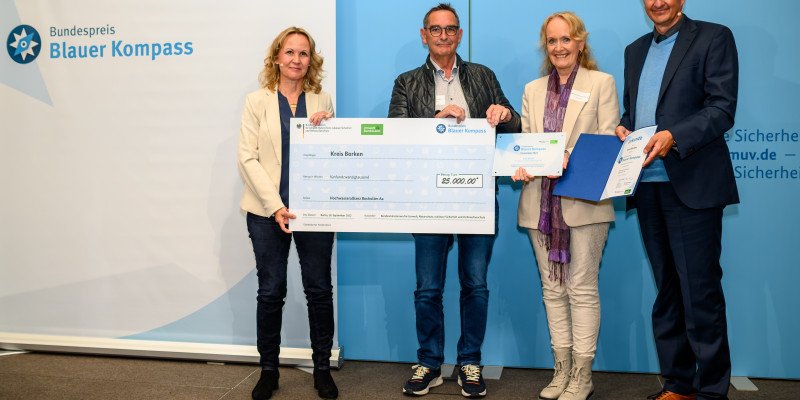 Steffi Lemke überreicht einen Scheck an die Gewinner der Kommune Kreis Borken.