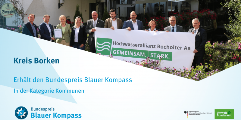 Das Bild zeigt die Partner der Hochwasserallianz Bocholter Aa. Sie halten ein Transparent mit dem Schriftzug des Projektes in die Kamera. 