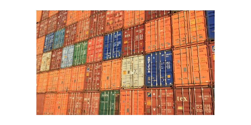 Der Hafen ist das Zentrum der Schiffahrtslogistik.
