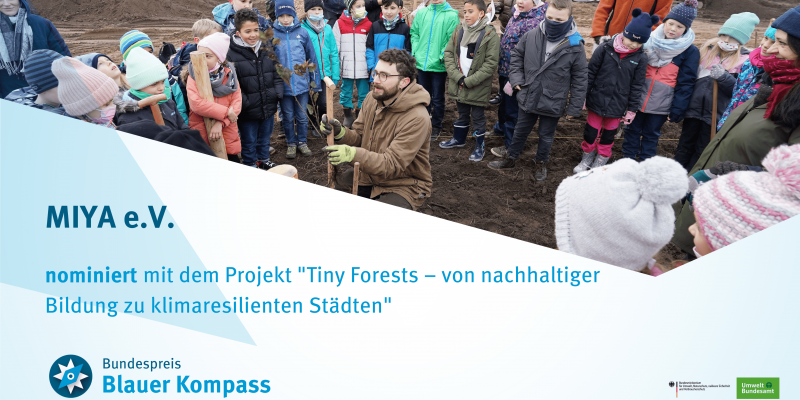 Pflanzung eines Tiny Forest in Griesheim mit vielen Kindern.