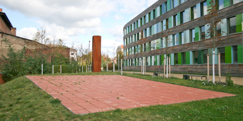 Ein großes Kreuzworträtsel aus Terrakottaplatten ziert das UBA-Hauptgebäude in Dessau