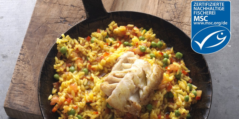 Pfanne mit geröstetem MSC-Alaska-Seelachs auf Paellareis