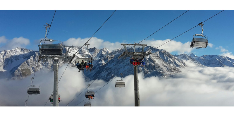 Skilift in den Bergen