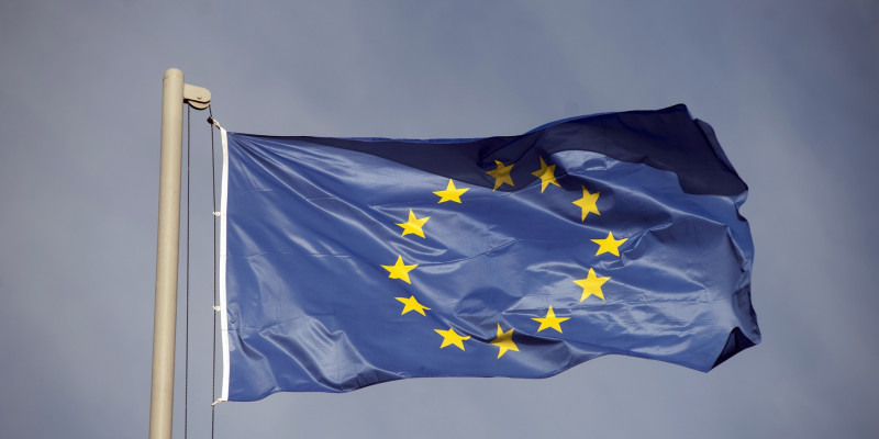 Die europäische Flagge weht im Wind. 