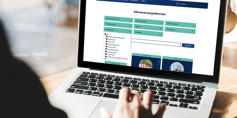 Auf einem Laptop ist das KLiVO Portal geöffnet.