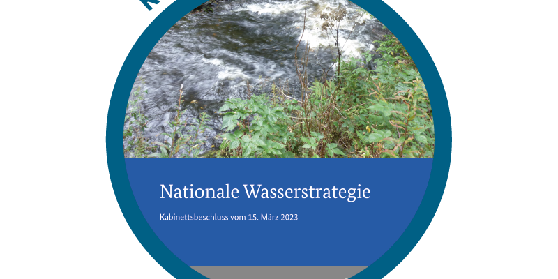 Das Bild zeigt das Titelblatt der Nationalen Wasserstrategie. Auf einem Foto ist das Ufer eines Bachs mit starker Strömung zu sehen. Darunter steht mit weißer Schrift auf dunkelblauem Untergrund der Schriftzug "Nationale Wasserstrategie - Kabinettsbeschluss vom 15. März 2023".