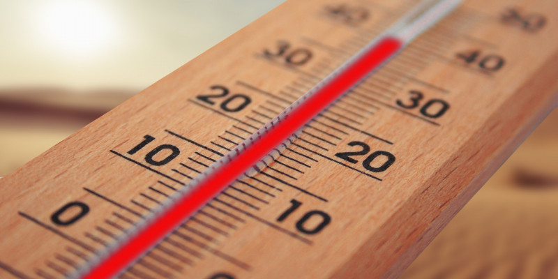 Thermometer, das eine Temperatur von über 30°C anzeigt